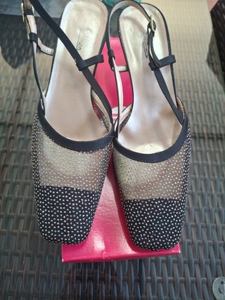 Zapatos de fiesta negros y dorados