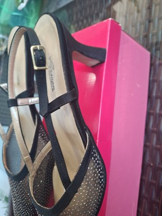 Zapatos de fiesta negros y dorados