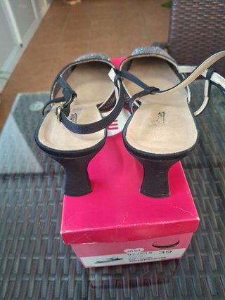 Zapatos de fiesta negros y dorados