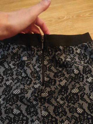 Falda de encaje negra y gris