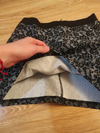 Falda de encaje negra y gris