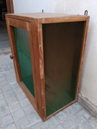 Antigua carnera o fresquera de madera