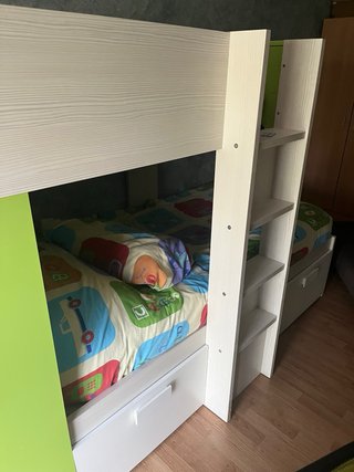 Litera juvenil con estantería