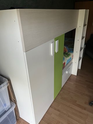Litera juvenil con estantería