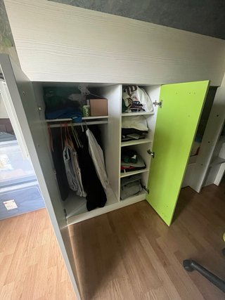Litera juvenil con estantería
