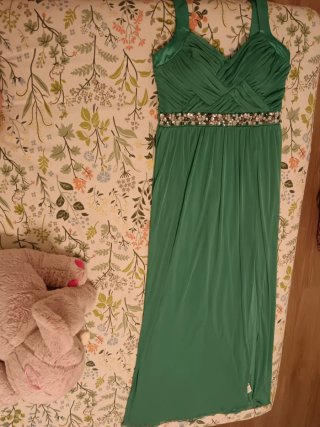 Vestido largo verde con pedrería