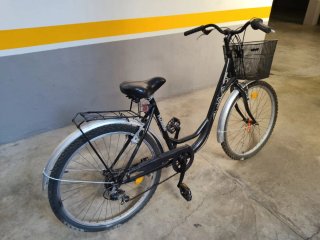 Bicicleta de paseo negra con cesta