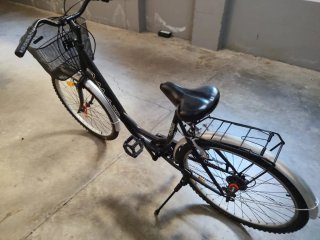 Bicicleta de paseo negra con cesta