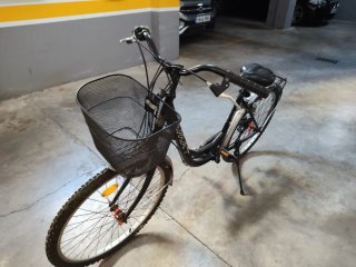 Bicicleta de paseo negra con cesta