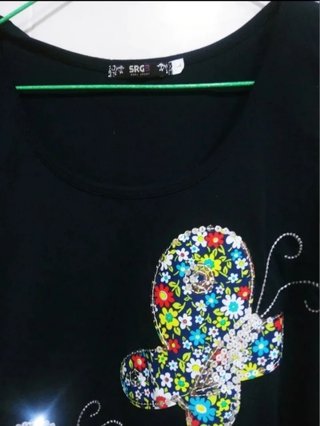 Camiseta sin mangas con mariposas y lentejuelas