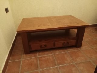 Mesa de salón de madera