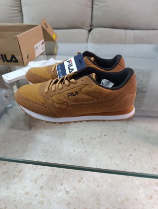 Zapatillas Fila Marrones y Blancas