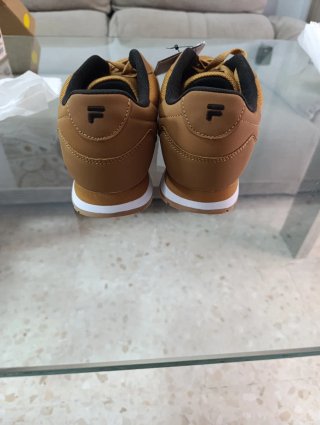 Zapatillas Fila Marrones y Blancas