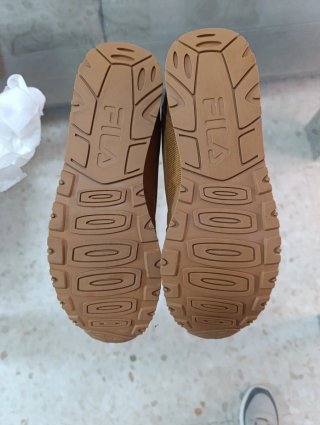 Zapatillas Fila Marrones y Blancas