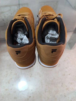 Zapatillas Fila Marrones y Blancas