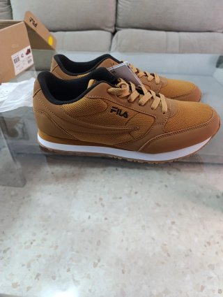 Zapatillas Fila Marrones y Blancas