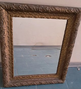 Specchio con cornice dorata