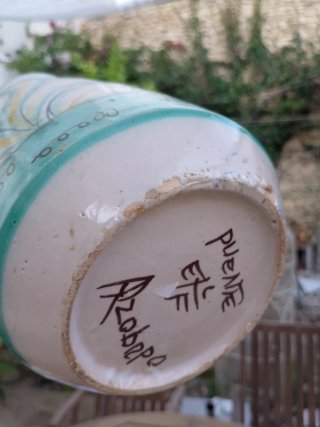 Jarra de cerámica pintada a mano