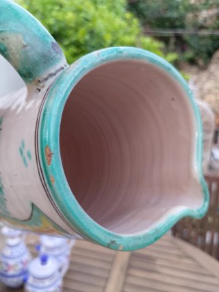 Jarra de cerámica pintada a mano