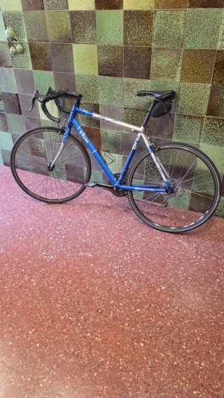 Bici carretera azul Btwin cuidada