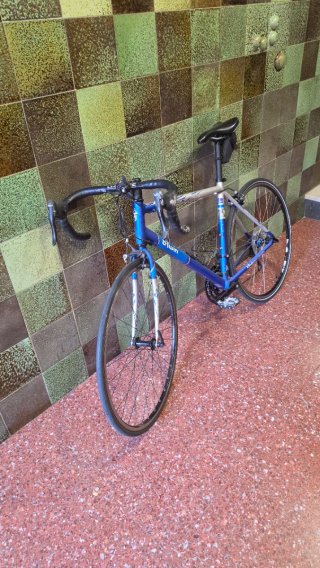 Bici carretera azul Btwin cuidada