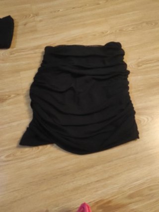 Falda negra fruncida