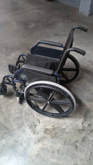 Silla de ruedas plegable bien estado