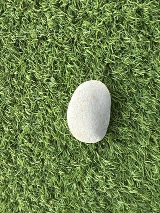 Piedras decorativas grises y blancas