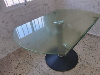 Mesa de centro ovalada de cristal y metal