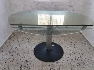 Mesa de centro ovalada de cristal y metal