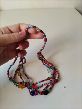 Collar de cuentas de colores