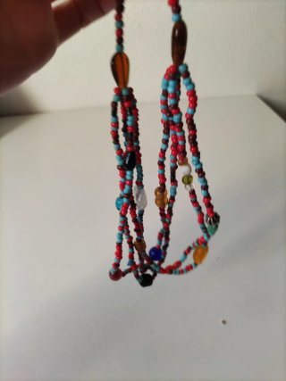 Collar de cuentas de colores