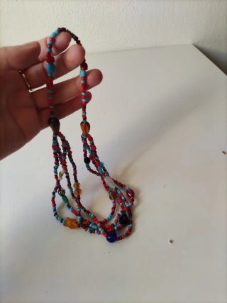 Collar de cuentas de colores