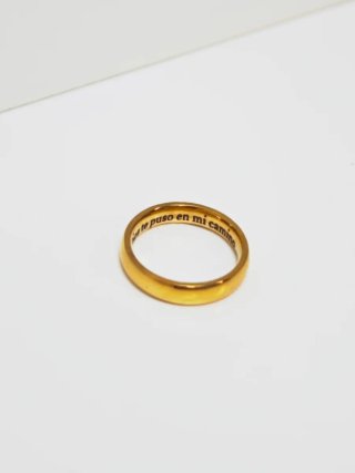 Anillo dorado con grabado Dios te puso en mi camin