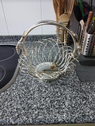 Frutero de metal plateado con diseño
