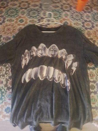 Camiseta gris con estampado de dientes