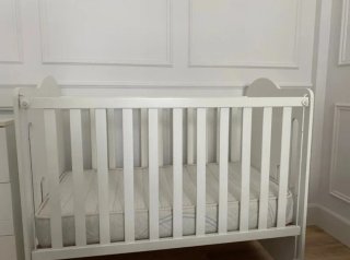 Cuna de bebé lacada blanca (Marca MICUNA