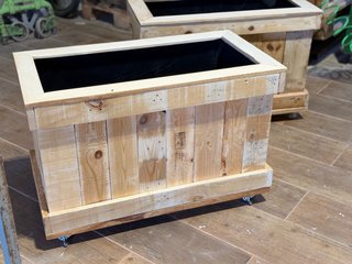 Jardineras de madera rústica con ruedas