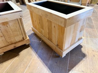 Jardineras de madera rústica con ruedas