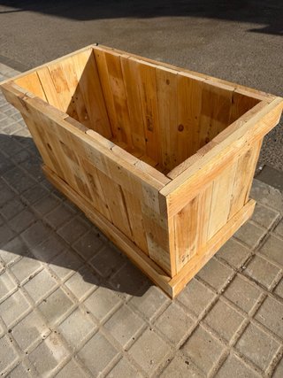 Jardineras de madera rústica con ruedas