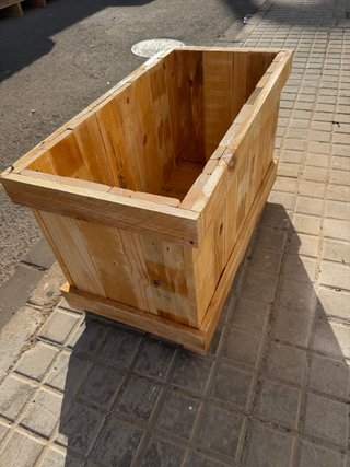 Jardineras de madera rústica con ruedas