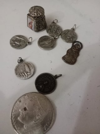 Lote de medallas religiosas y moneda