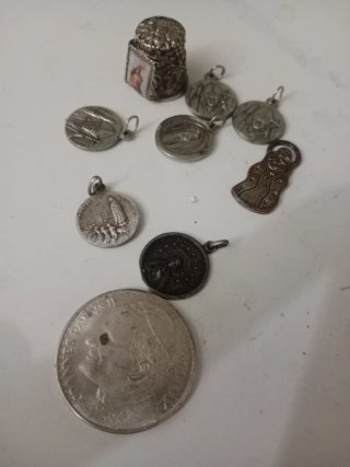 Lote de medallas religiosas y moneda