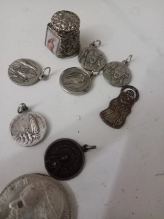 Lote de medallas religiosas y moneda