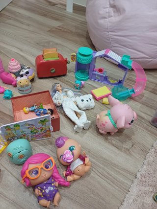 Lote de juguetes: muñecos, pizarra y más