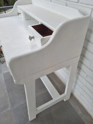 Escritorio blanco de madera,  esta para pintar