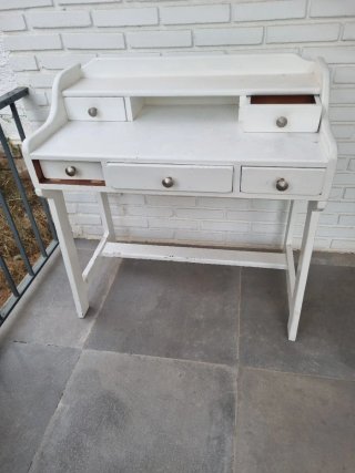Escritorio blanco de madera,  esta para pintar