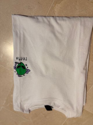 Camiseta blanca con estampado alienígena