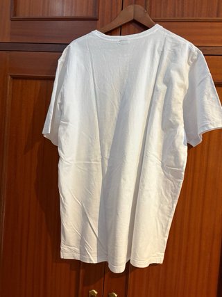 Camiseta blanca con estampado alienígena