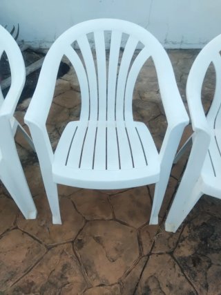Sillas de jardín de plástico blancas